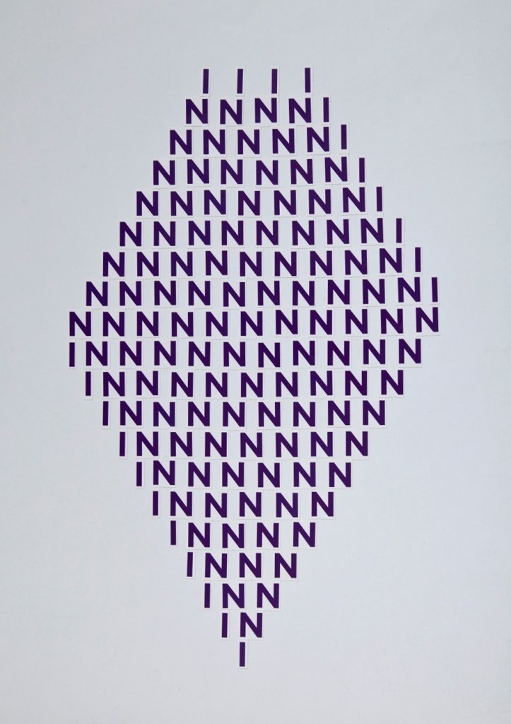 Buchstabencollage aus dem lilafarbenen Buchstaben D von Carsten Schneider