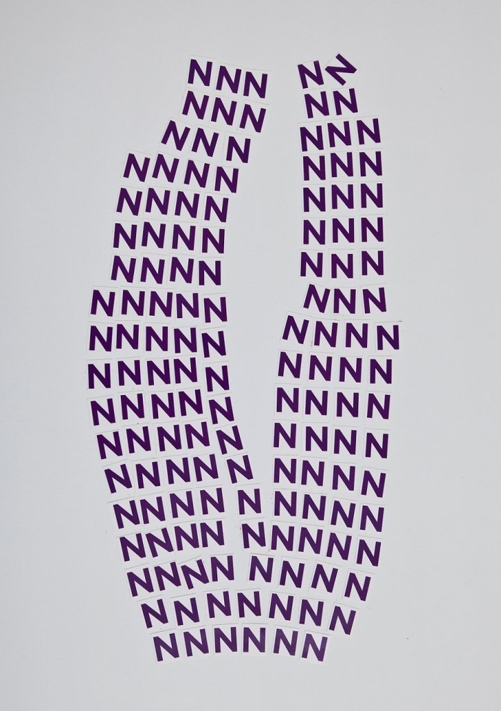 Buchstabencollage aus dem lilafarbenen Buchstaben L von Carsten Schneider