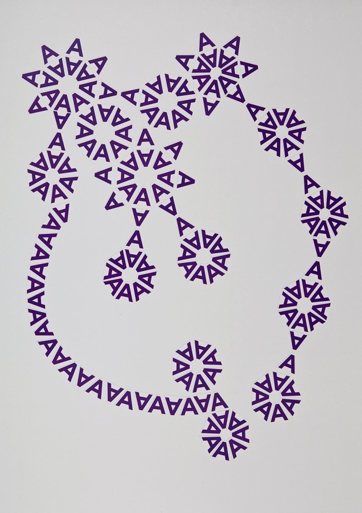 „(((A)))“ – Buchstabencollage mit dem lilafarbenen A.