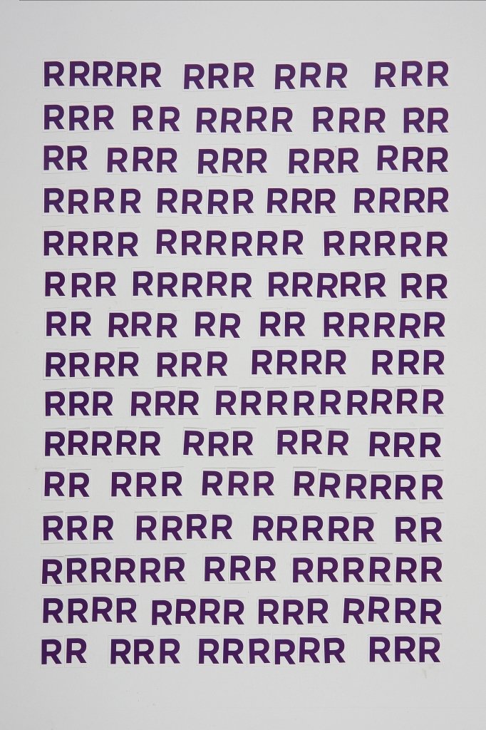 Buchstabencollage aus dem lilafarbenen Buchstaben R von Carsten Schneider