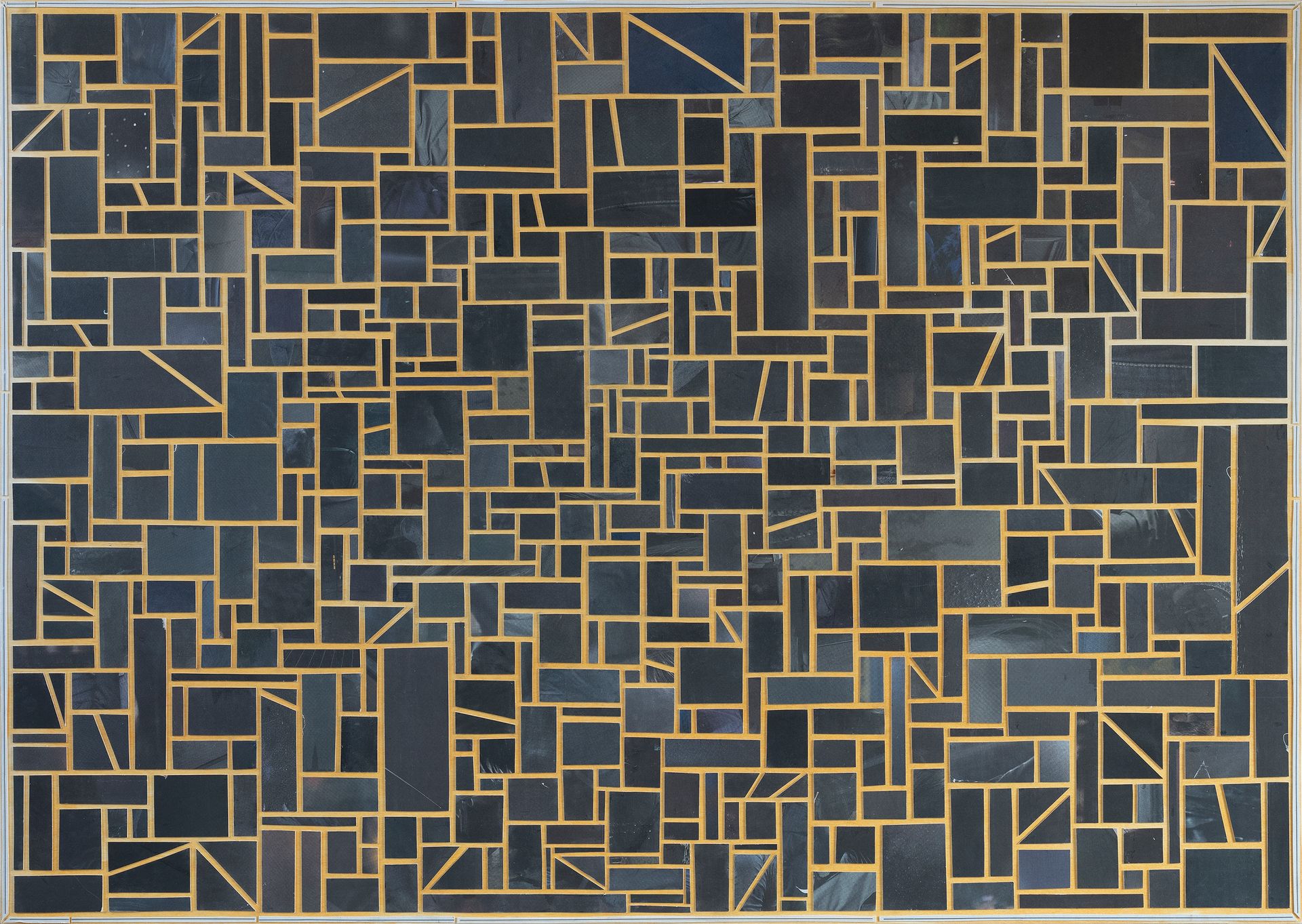 Dunkle Farbflächen aus Zeitungspapier