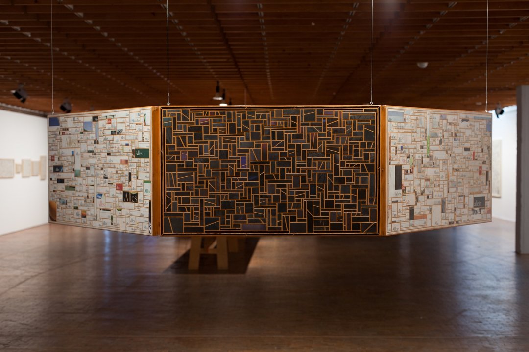 Außenansicht des geöffneten „Alles–Nichts“-Faltretabels mit „Alle“/„Alles“-Collage.