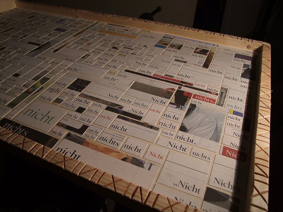 Detail des Innenraums des „Alles–Nichts“-Retabels mit Wortfragmenten.