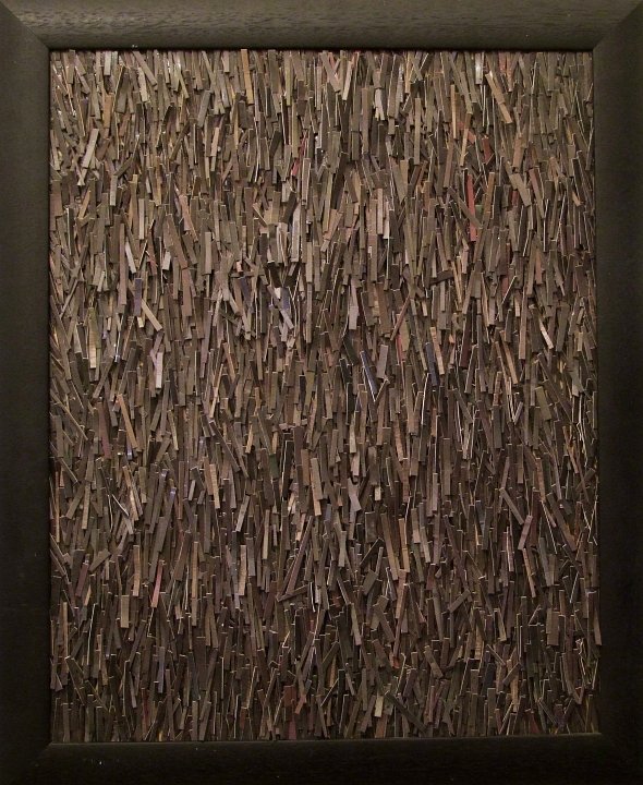 Schwarzes Weltfell – dichtes Feld aus schwarzen Zeitungsflächen, als kompaktes, pelzartiges Rechteck.