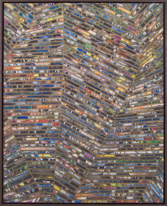 Dichte Strichcollage aus vertikalen und schrägen Zeitungsstreifen.