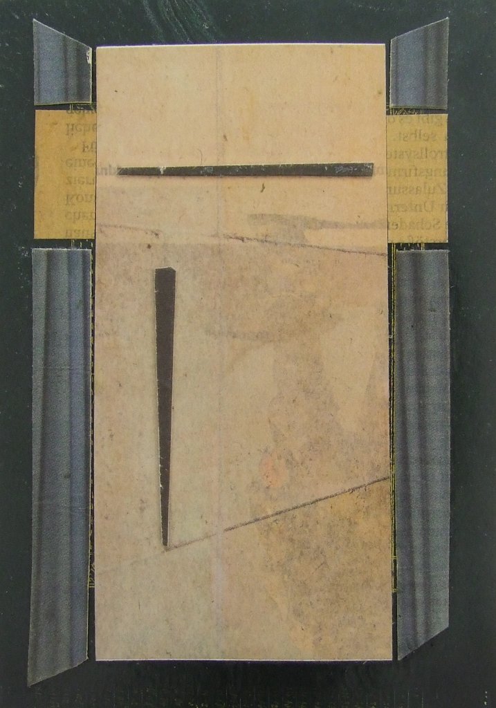 Kleine Kreuzcollage Nummer 60 von Carsten Schneider. Zeitungspapier, 15 x 10 cm.
