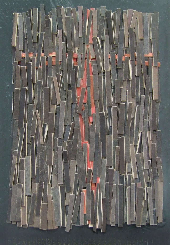 Kleine Kreuzcollage Nummer 64 von Carsten Schneider. Zeitungspapier, 15 x 10 cm.