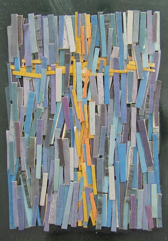 Kleine Kreuzcollage Nummer 65 von Carsten Schneider. Zeitungspapier, 15 x 10 cm.