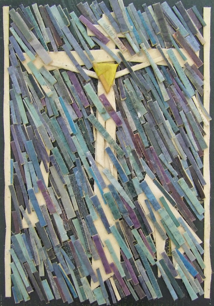 Kleine Kreuzcollage Nummer 66 von Carsten Schneider. Zeitungspapier
