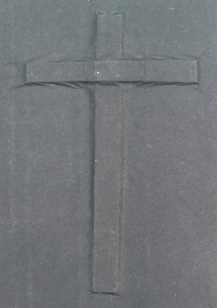 Kleine Kreuzcollage Nummer 68 von Carsten Schneider. Zeitungspapier