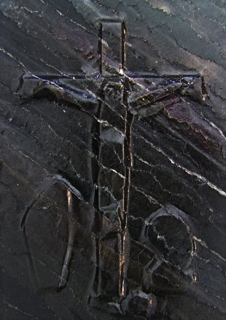 Kleine Kreuzcollage Nummer 69 von Carsten Schneider. Zeitungspapier, 15 x 10 cm.