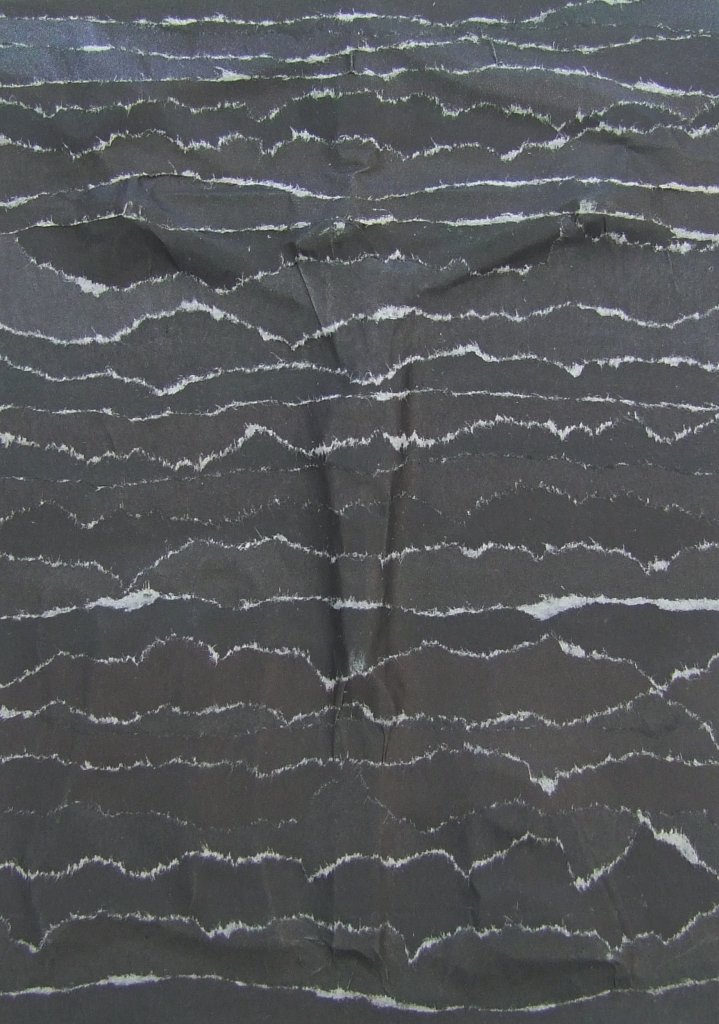 Kleine Kreuzcollage Nummer 70 von Carsten Schneider. Zeitungspapier, 15 x 10 cm.