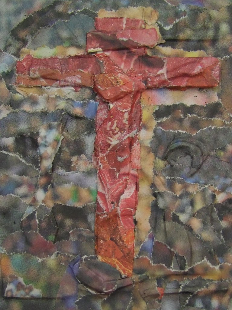Kleine Kreuzcollage Nummer 73 von Carsten Schneider. Zeitungspapier, 15 × 10 cm.