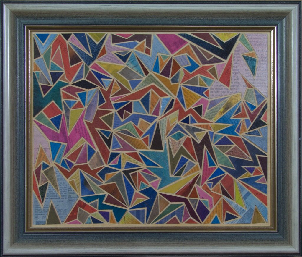 Zeitungscollage mit dichtem Dreiecksgeflecht in Blau, Pink, Gelb und Braun.