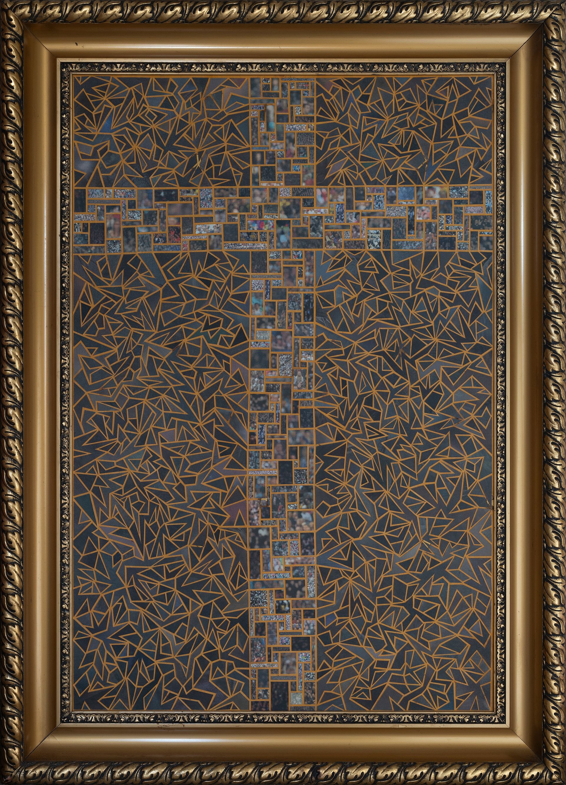 „Menschenkreuz“ – großes Kreuz aus Zeitungsgesichtern, ausgedehnt über dunklem Bildgrund.