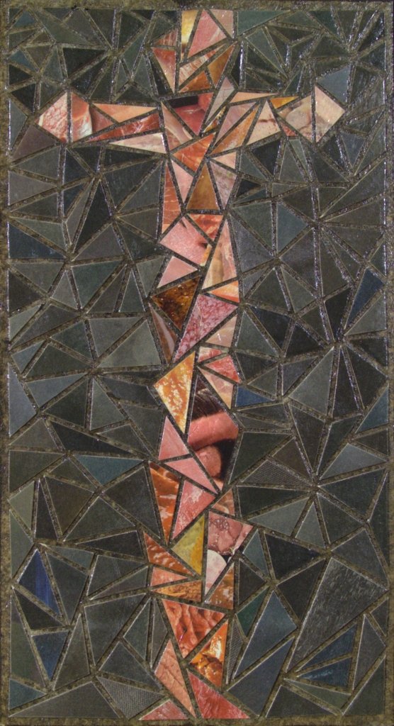 Fleischkreuz vor dunklem Grund aus Zeitungspapier