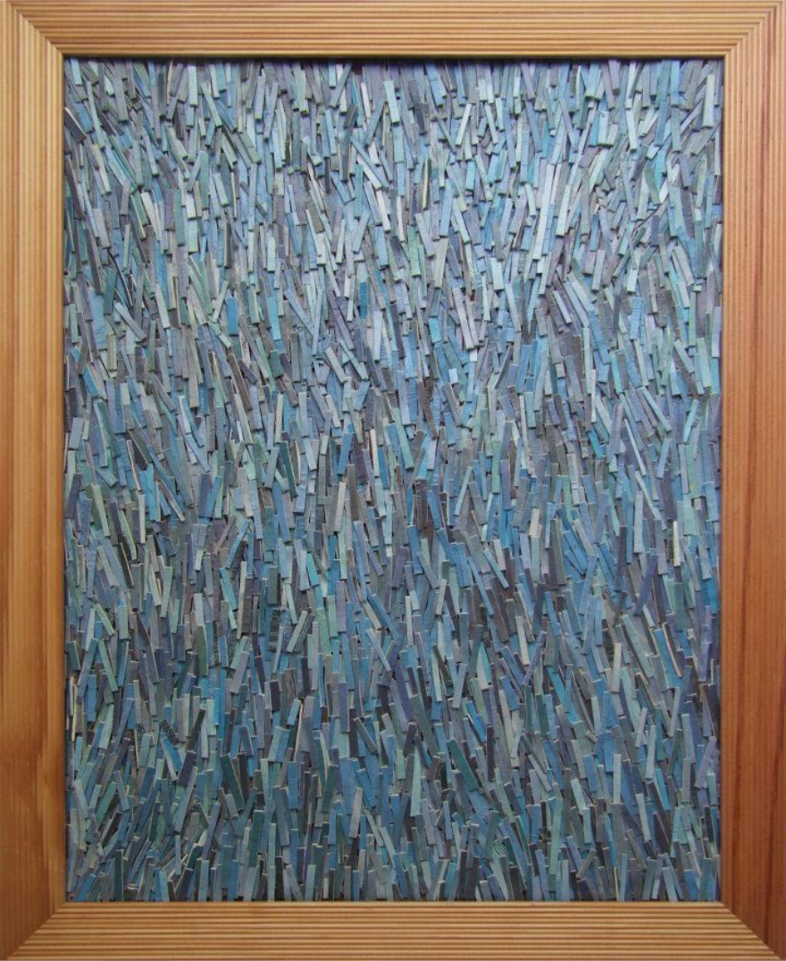 Weltfell mit Blaustrich – neutraler Fellgrund aus Zeitung, von einem markanten blauen Streifen geteilt.