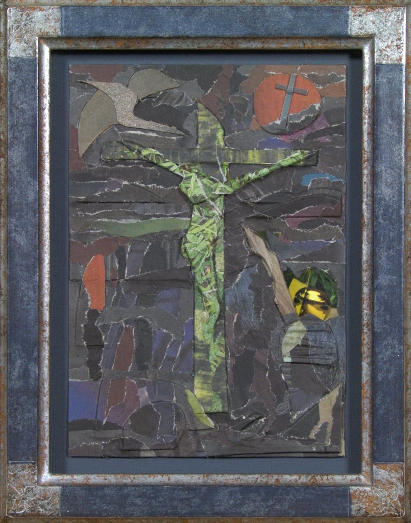 Kleines Reliefkreuz mit grünen und fleischfarbenen Papierfragmenten.