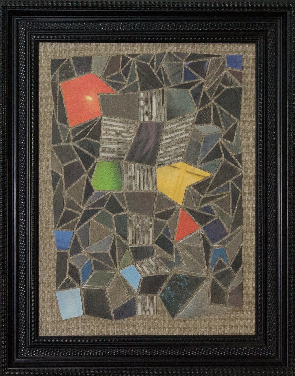 Ein schwarzes Kreuz inmitten vieler dunkler Zeitungsausschnittchen. C. Schneider