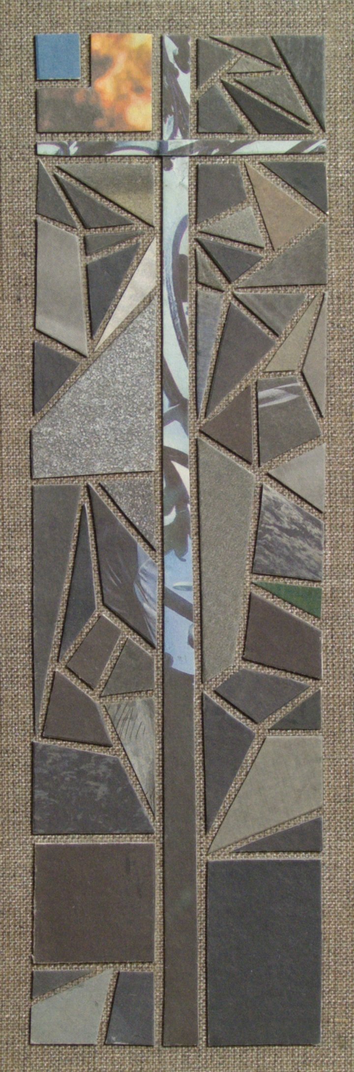 Die Zeitungscollage zeigt ein Kreuz in den Bildmaßen 30 × 10 cm.