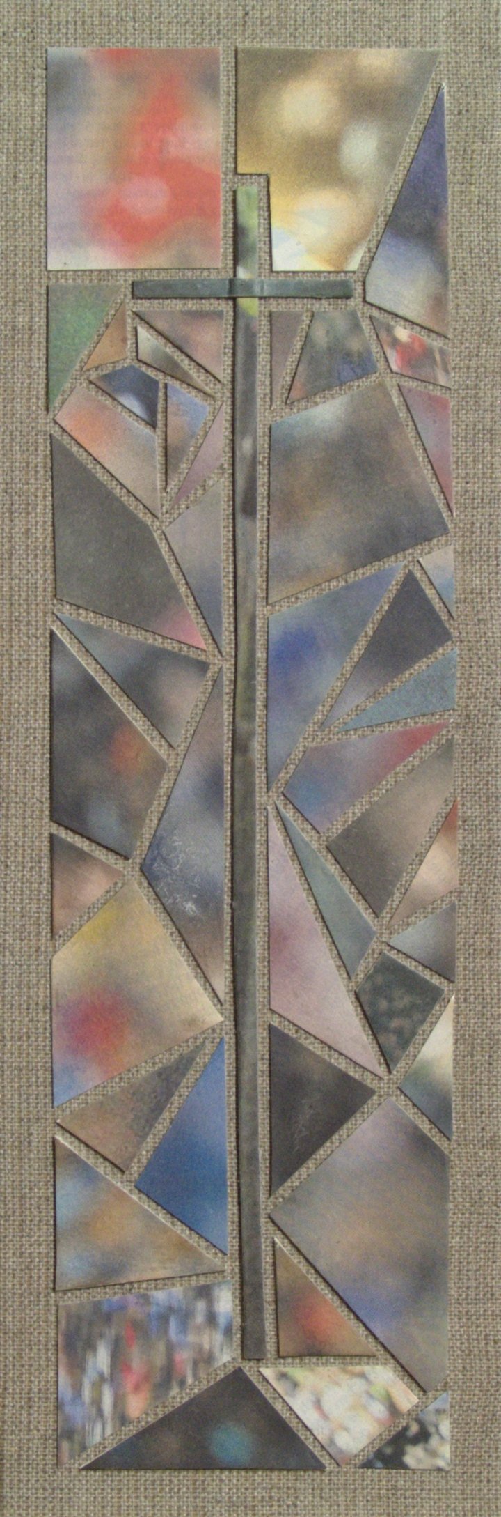 Die Zeitungscollage von Carsten Schneider zeigt ein Kreuz in den Bildmaßen 30 × 10 cm. Katalognummer 195