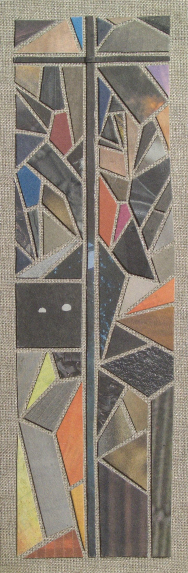 „Kreuz 198 – schmales Kreuz aus Zeitungspapier im Format 30 × 10 cm, Teil der Serienkreuze.“