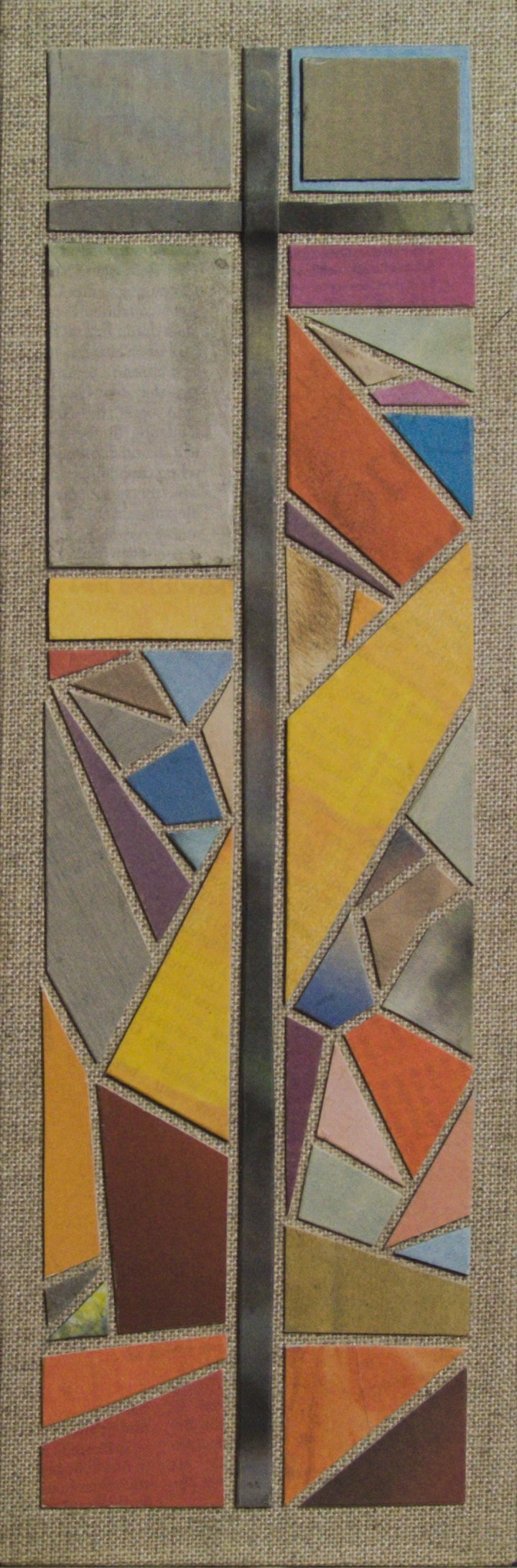 Schmale Kreuzcollage aus Zeitungspapier, 30 × 10 cm.