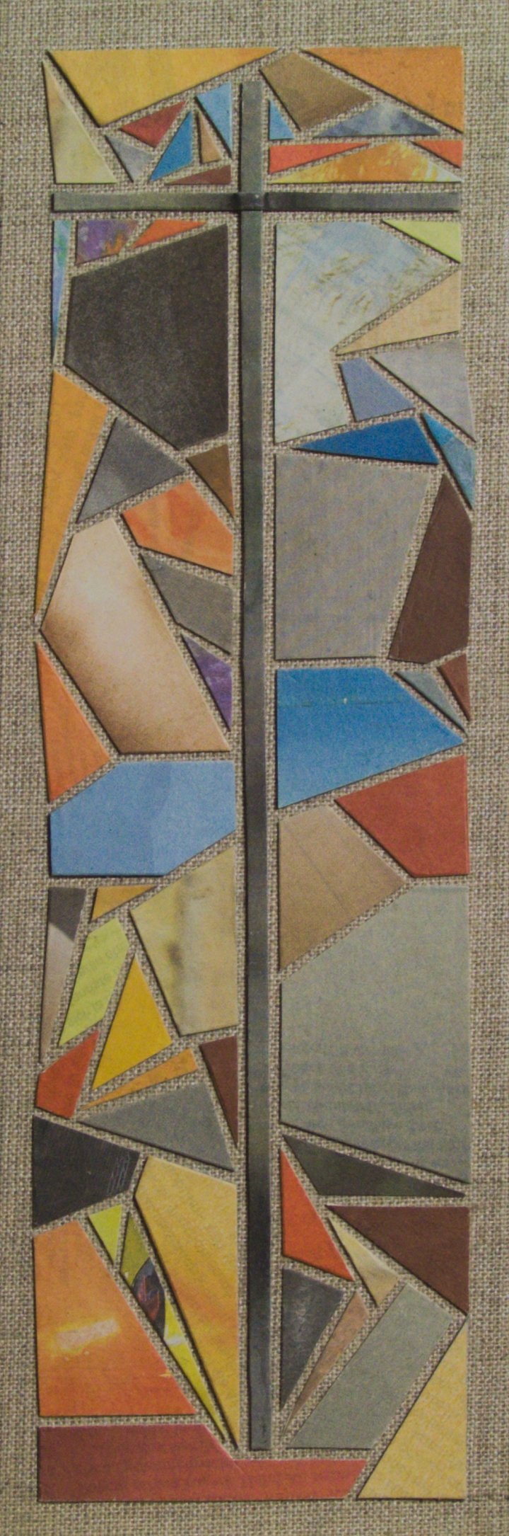 Die Zeitungscollage von Carsten Schneider zeigt ein Kreuz in den Bildmaßen 30 x 10 cm. Katalognummer 200