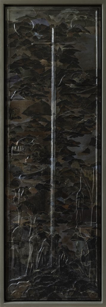 Schwarzes Reliefkreuz mit figürlicher Mittelachse und weit ausgreifender Querform.