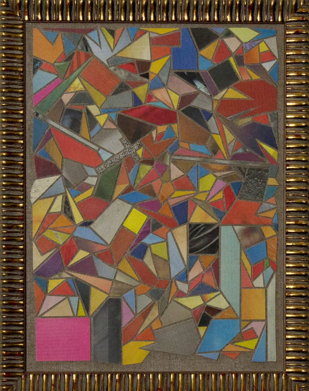 Hochformatige Collage aus farbigen Zeitungssplittern.
