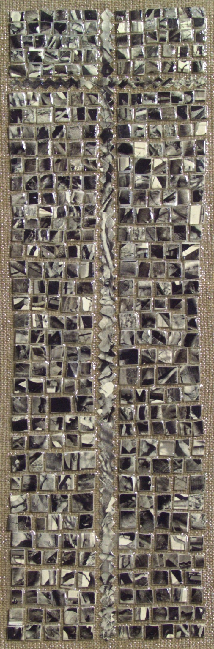 Die Zeitungscollage von Carsten Schneider zeigt ein Kreuz in den Bildmaßen 30 x 10 cm. Katalognummer 213