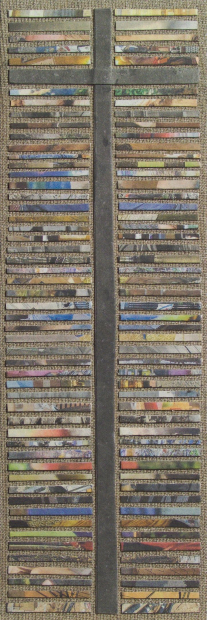 „Kreuz 214 – schmales Kreuz aus Zeitungspapier im Format 30 × 10 cm, Teil der Serienkreuze.“