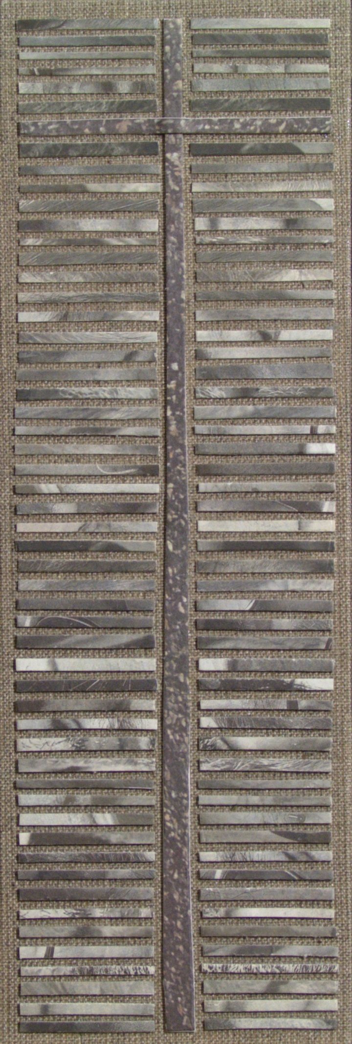 „Kreuz 215 – schmales Kreuz aus Zeitungspapier im Format 30 × 10 cm, Teil der Serienkreuze.“