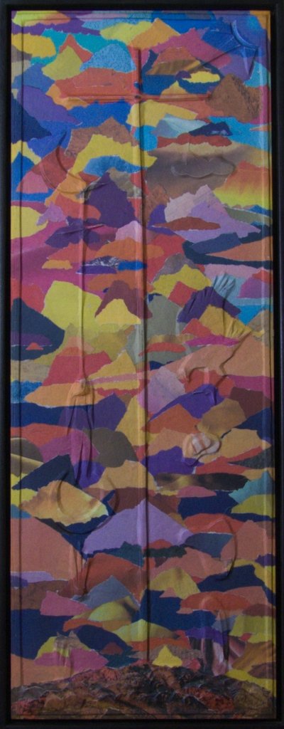 „Mann am Mond“ – Reliefkreuz mit szenerischer Anmutung, Figur im kosmischen Umfeld.