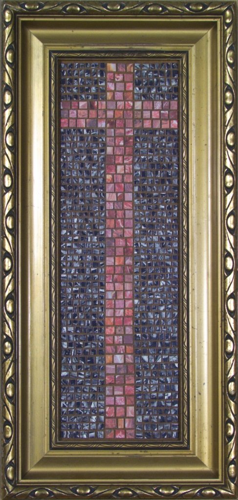 „Fleischwürfelkreuz im Schwarzweißwald“ – Fleischkreuz vor schwarzweißem Zeitungshintergrund.