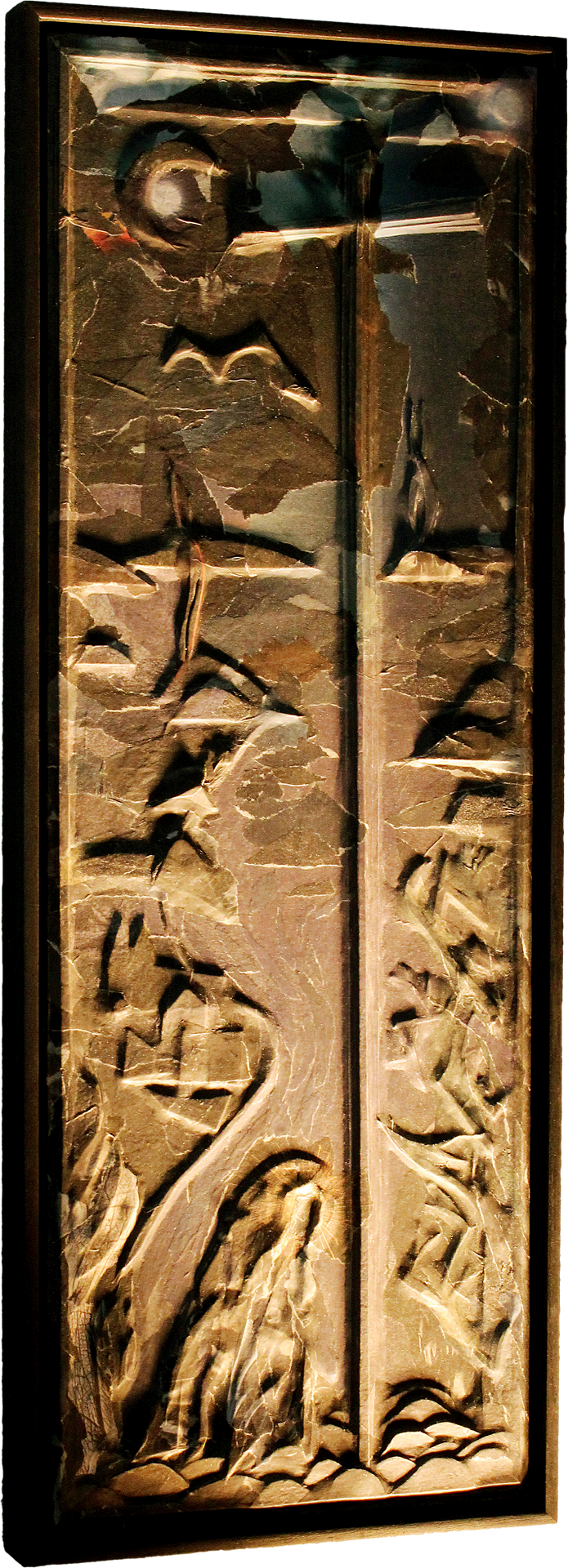 Seitenansicht Reliefkreuz „Sturm von Licht“ – leuchtende Streifen wirbeln über die Kreuzfläche.