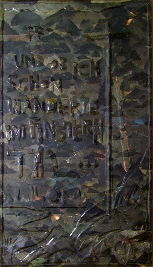 Reliefkreuz mit heller Kreuzform, dunklen Randzonen und schräg gelagerten Papierflächen.