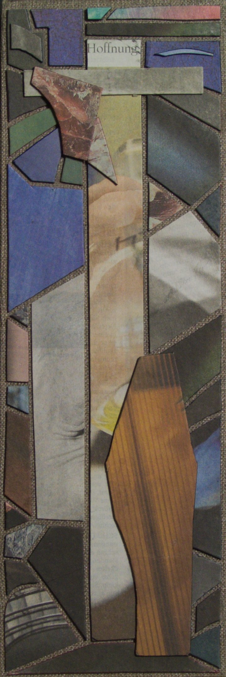 „Kreuz 229 – schmales Kreuz aus Zeitungspapier im Format 30 × 10 cm, Teil der Serienkreuze.“