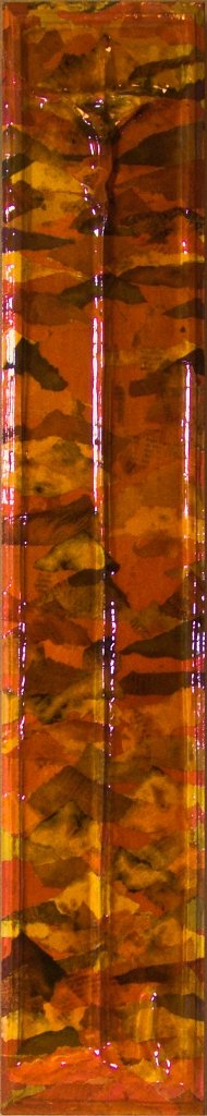 Schmales rotes Reliefkreuz mit dichter monochromer Papierstruktur.