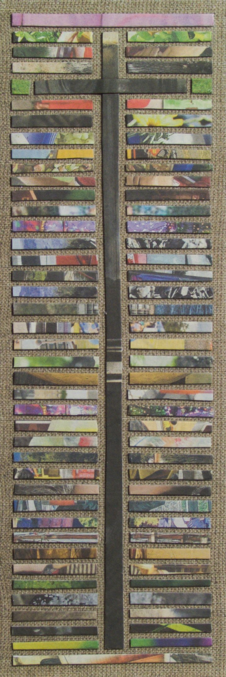 Die Zeitungscollage von Carsten Schneider zeigt ein Kreuz in den Bildmaßen 30 × 10 cm. Katalognummer 237