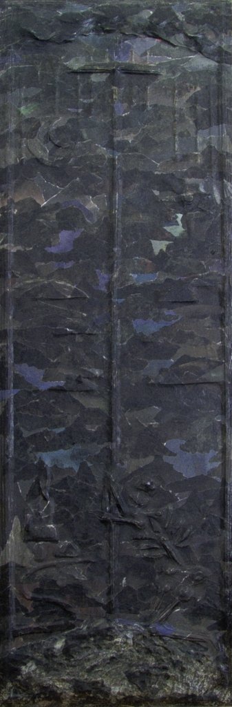 „Marienskelett“ – vertikales Relief, skelettartig strukturierte Figur auf Kreuzform.