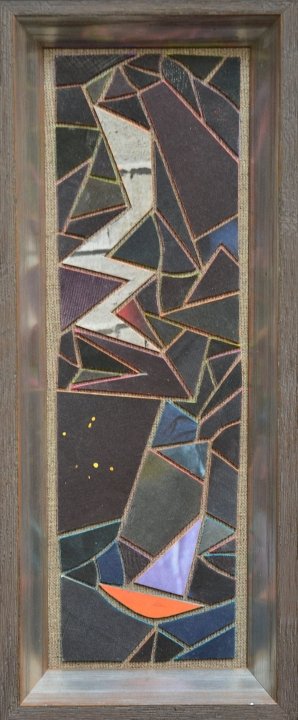 Schmale Hochformat-Collage mit dunklem Grund und spitzen Farbfeldern.
