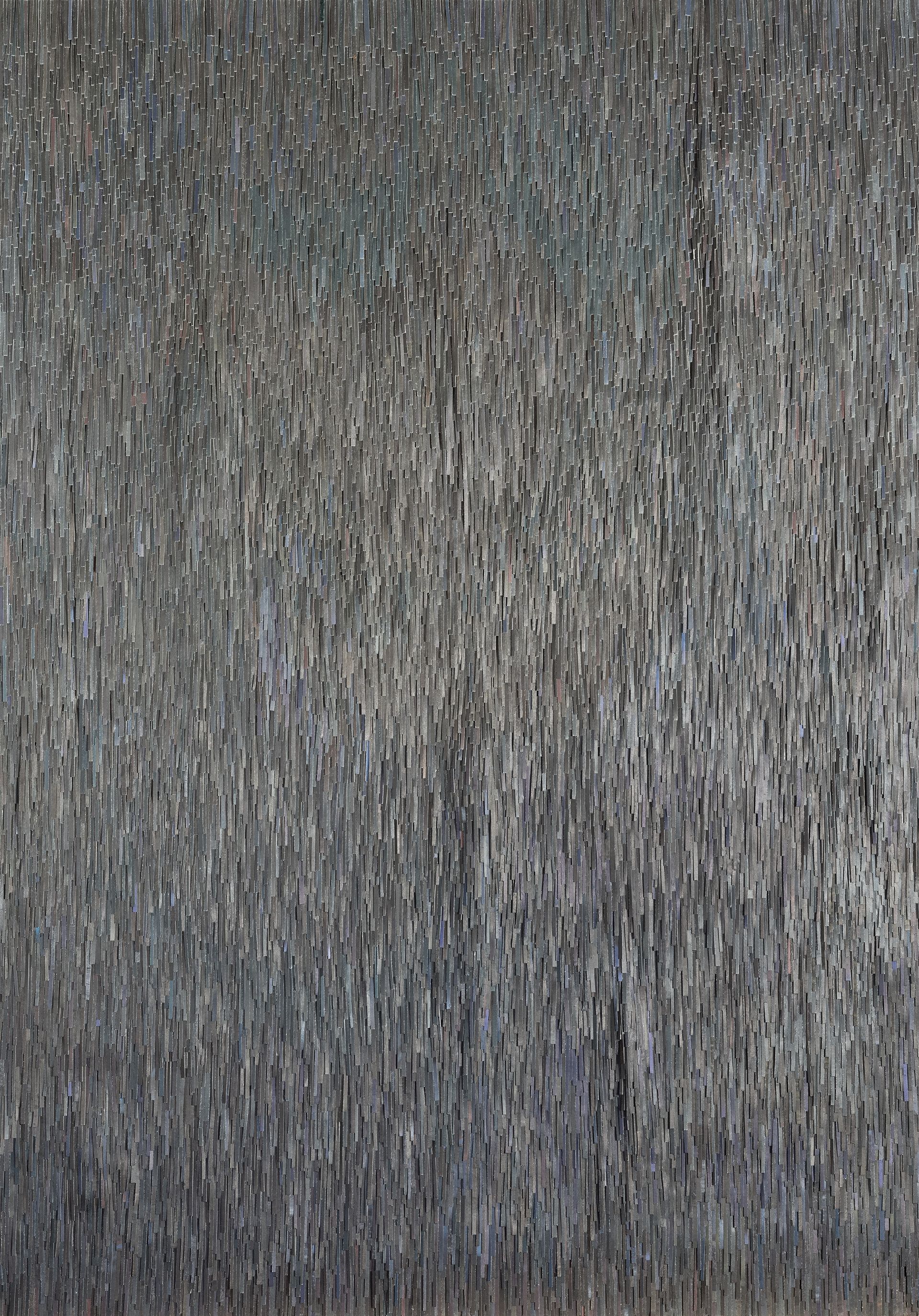 Dunkles Weltfell – überwiegend dunkle Zeitungsstücke formen ein tiefes, fast nächtliches Fell.