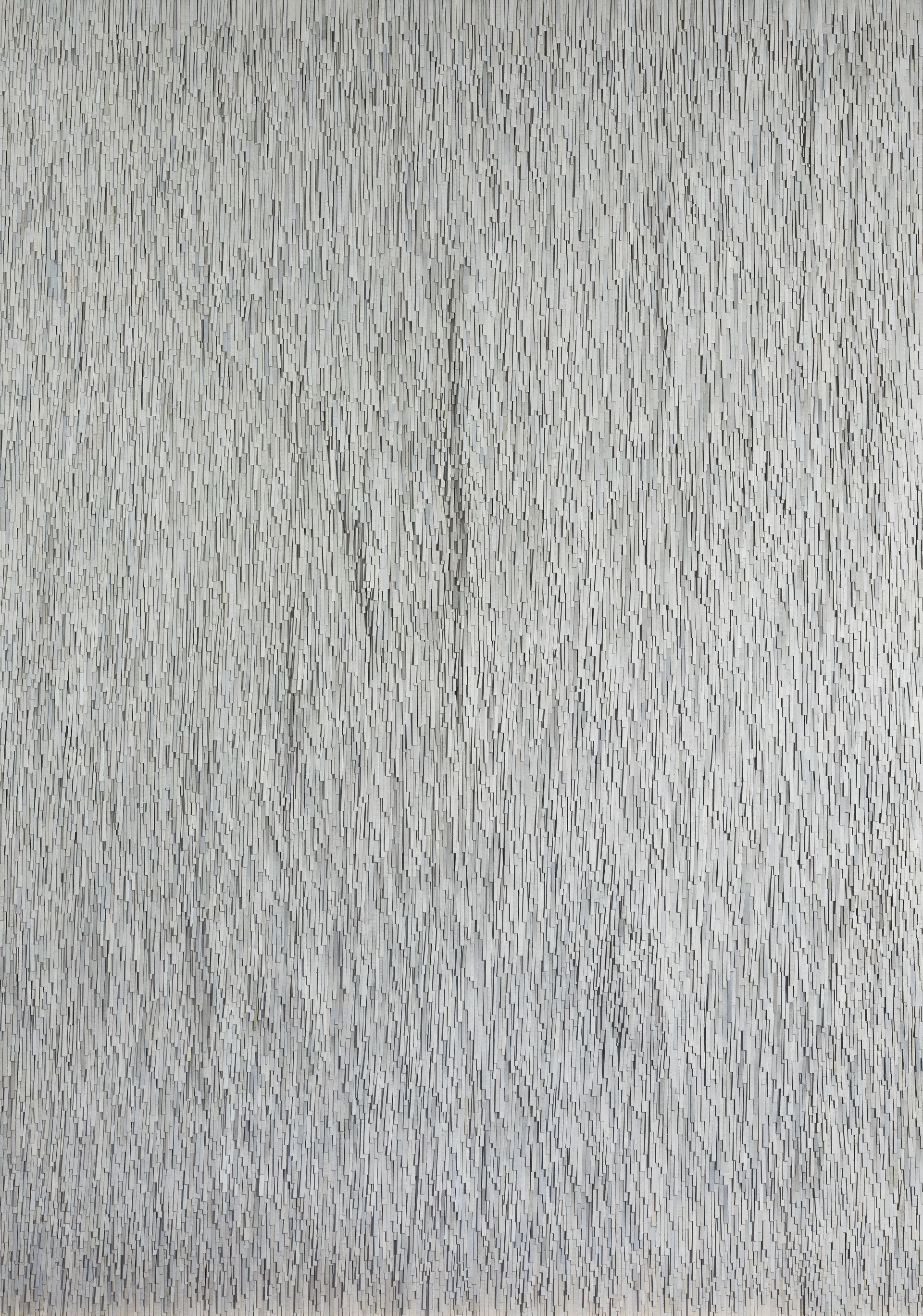 Hellgraue Papiercollage von Carsten Schneider. Entsättigte Zeitungsstreifen der Welt ergeben ein blasses, fast monochromes Fell.