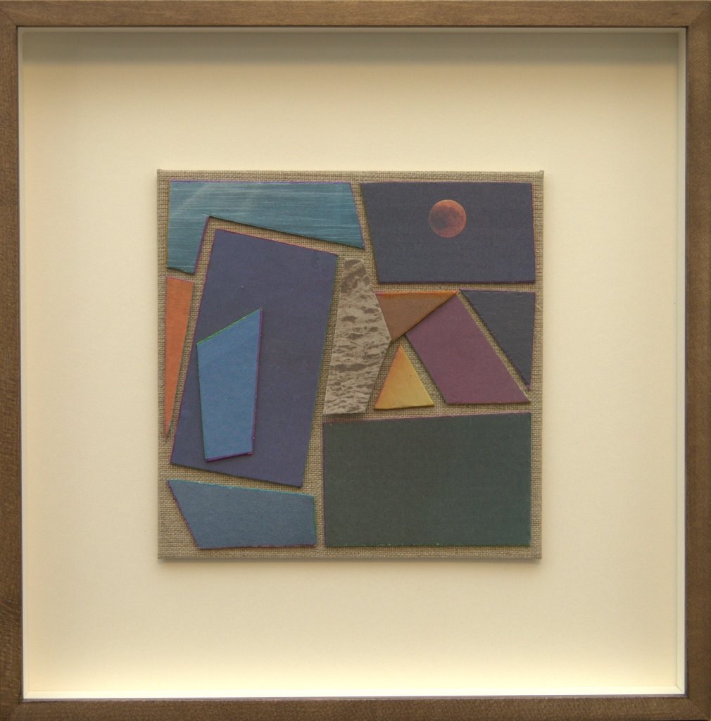Quadratische Zeitungscollage mit kleinteiligen farbigen Fragmenten.