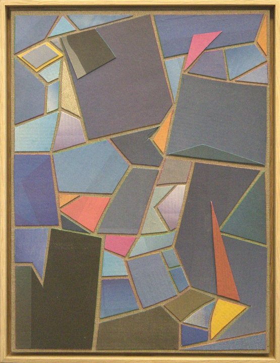 Hochformatige Zeitungscollage mit dunklen Blau- und Grauflächen.
