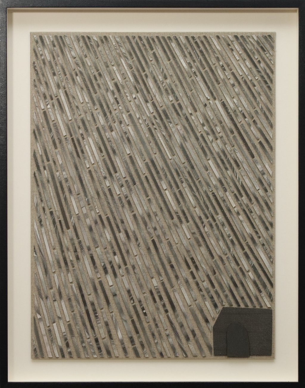 Zeitungscollage von Carsten Schneider zeigt eine kleine dunkle Hütte im Gesichtsregen. 40 x 30 cm,2022