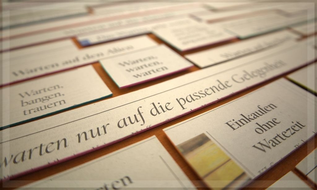 Detailansicht des Bildes Warten. Collage aus Schlagzeilen mit dem Wort WARTEN