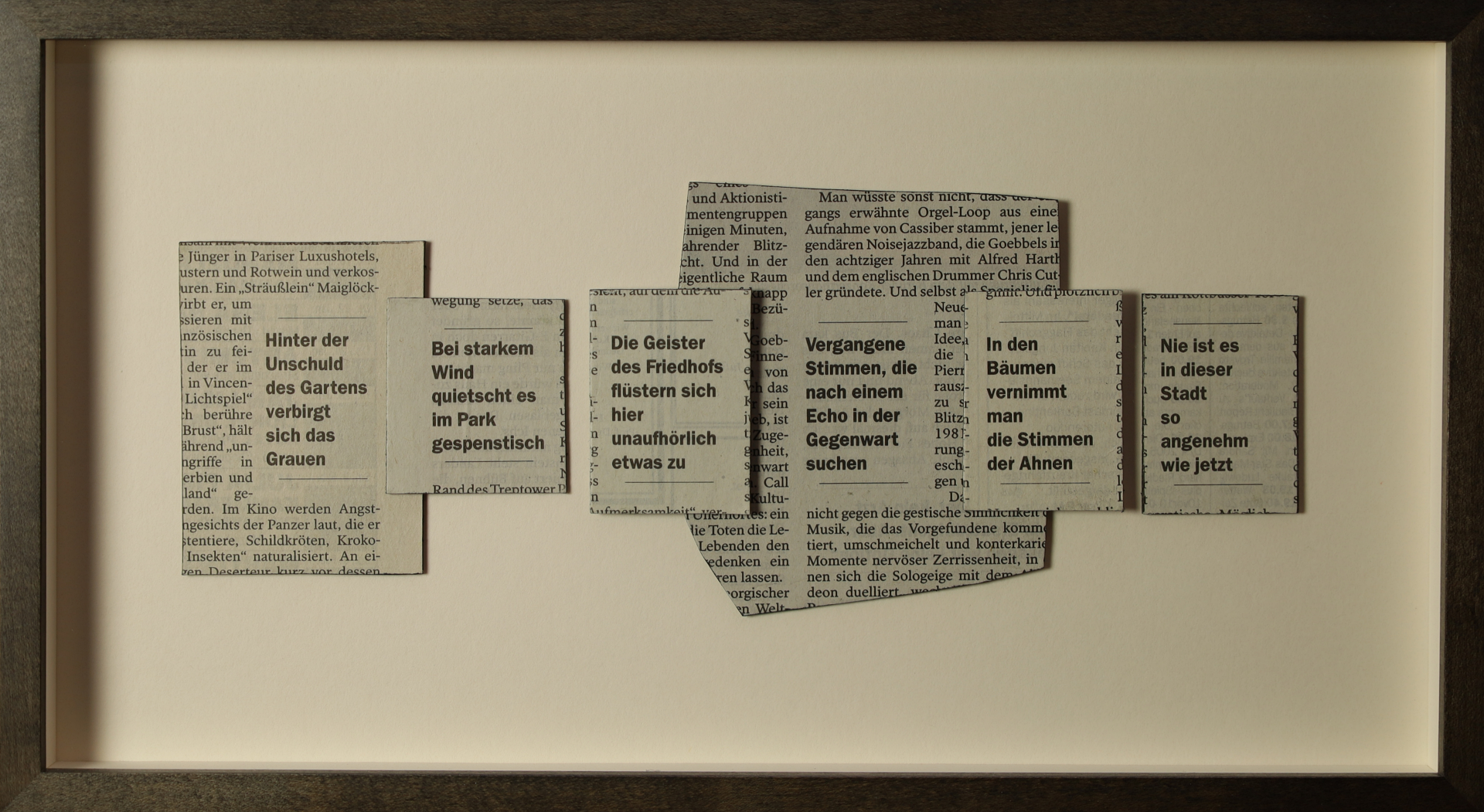 Gerahmte Textcollage aus sechs Zeitungsausschnitten über Garten, Geister und Stimmen.
