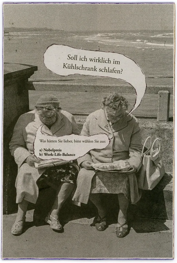 Schwarzweiße Postkarten-Collage mit zwei älteren Frauen auf einer Bank am Meer und eingefügten Sprechblasen.